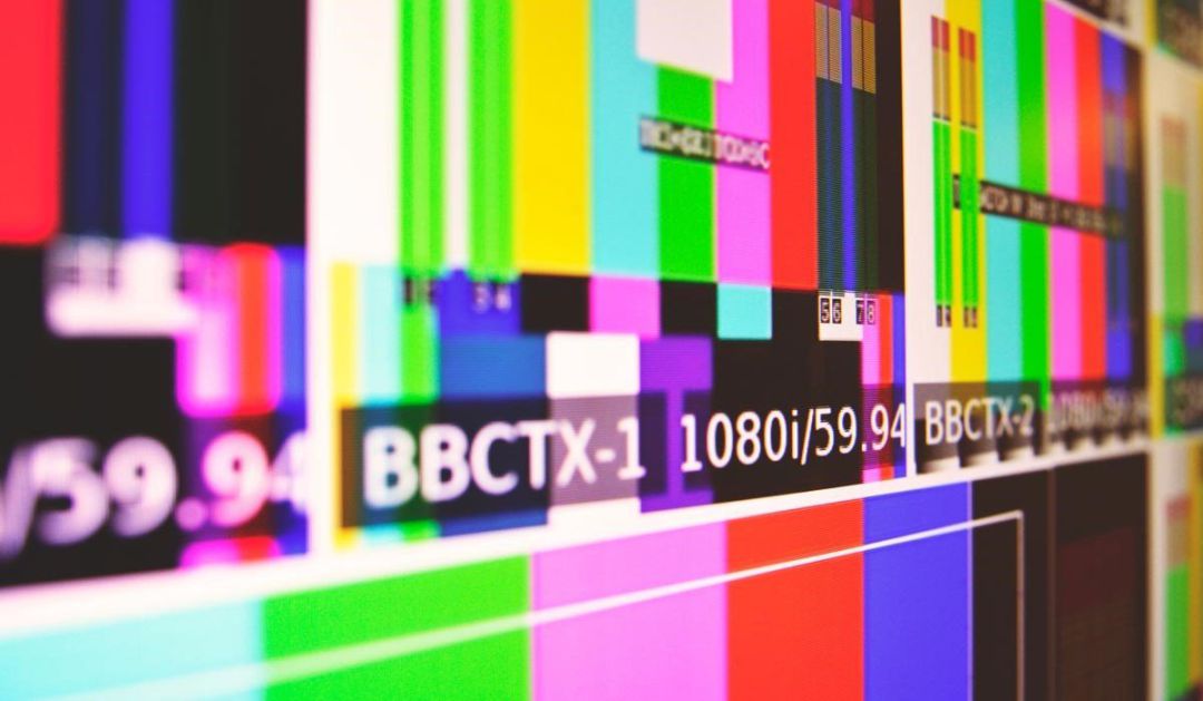Imagen de una televisión con diversas señales. Imagen de una televisión con diversas señales.
