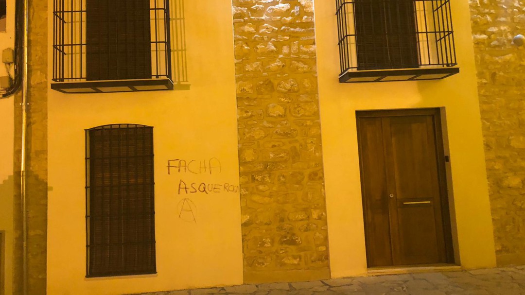 El PP denuncia una pintada en la casa de una exconcejal de Canena