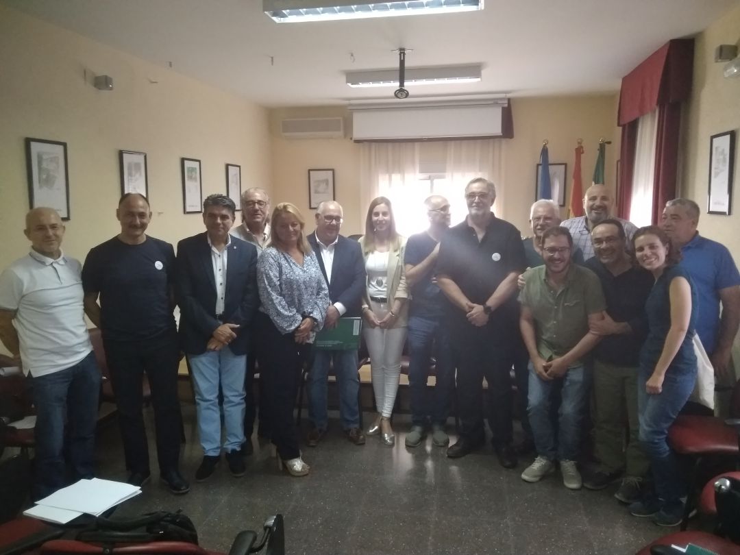 Representantes de las plataformas en defensa del ferrocarril de Jaén, Almería y Granada, con autoridades políticas, en el salón de plenos del Ayuntamiento de la Estación de Linares-Baeza. Representantes de las plataformas en defensa del ferrocarril de Jaén, Almería y Granada, con autoridades políticas, en el salón de plenos del Ayuntamiento de la Estación de Linares-Baeza.