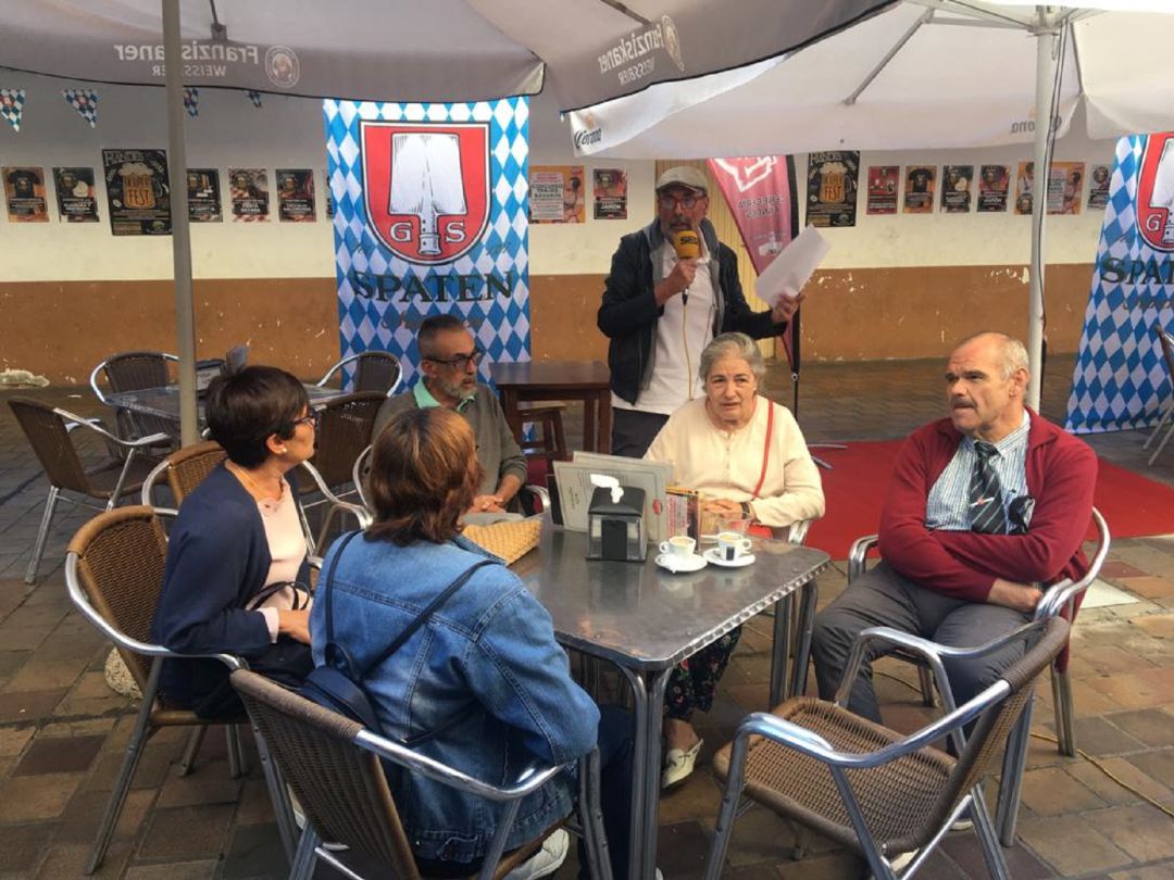 Parte del equipo d eRadio Gurugú en la terraza de Cervecería Flandes Parte del equipo d eRadio Gurugú en la terraza de Cervecería Flandes