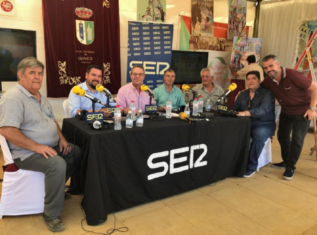 Antonio López, hermano mayor del Rocío de Gines, Romualdo Garrido, alcalde de Gines, Salomón Hachuel, Agustín y Alonso de Amigos de Gines, El Mani y Paco García Antonio López, hermano mayor del Rocío de Gines, Romualdo Garrido, alcalde de Gines, Salomón Hachuel, Agustín y Alonso de Amigos de Gines, El Mani y Paco García