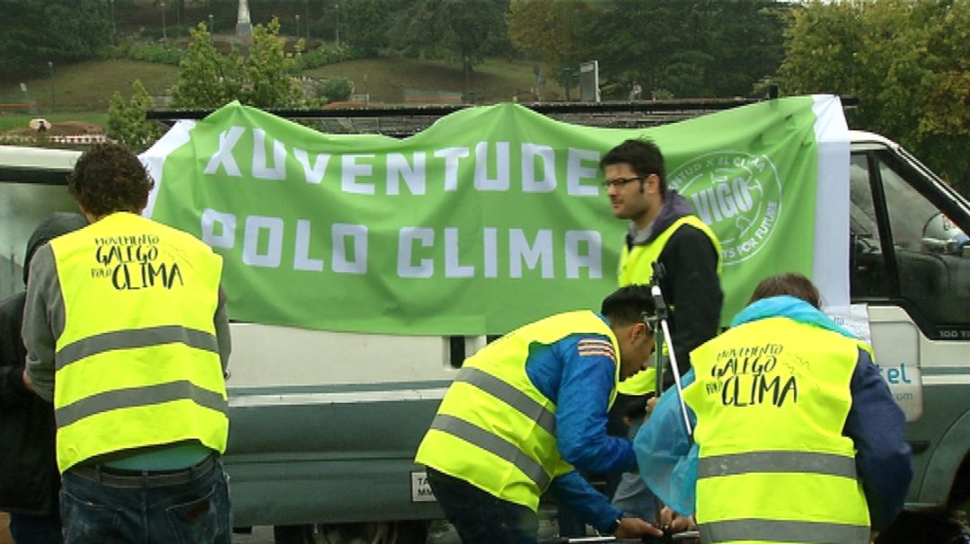 Jóvenes preparando la concentración polo clima en Praza do rei Jóvenes preparando la concentración polo clima en Praza do rei