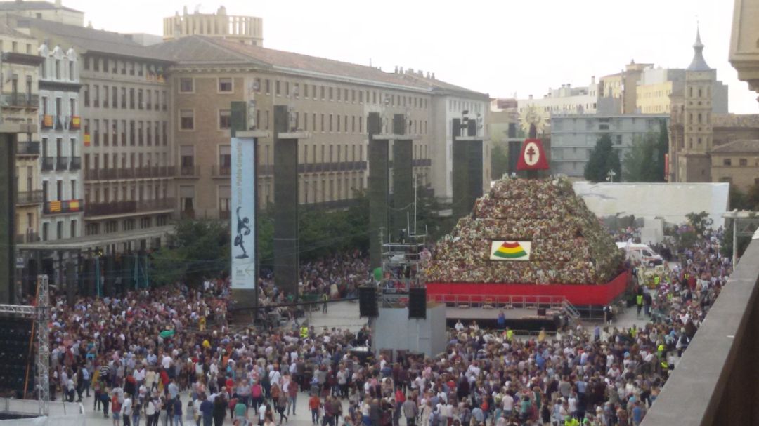 Imagen de la plaza del Pilar durante la Ofrenda de Flores de 2018 desde el balcón del Ayuntamiento de Zaragoza Imagen de la plaza del Pilar durante la Ofrenda de Flores de 2018 desde el balcón del Ayuntamiento de Zaragoza