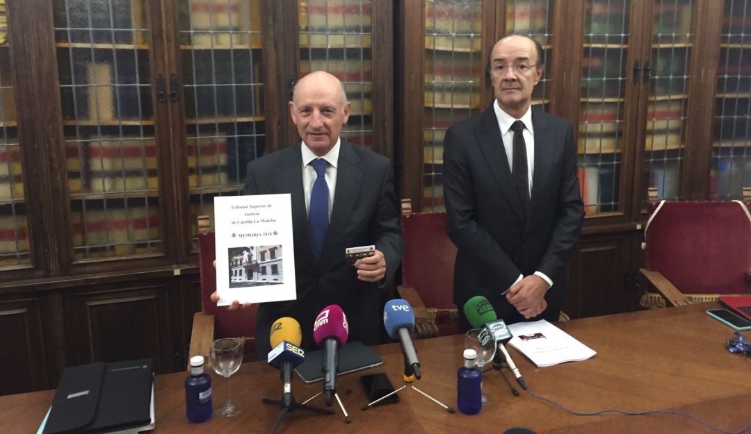 Vicente Rouco y el presidente de la Audiencia Provincial de Cuenca, José Eduardo Martínez Mediavilla (d), en la presentación de la Memoria de 2018 Vicente Rouco y el presidente de la Audiencia Provincial de Cuenca, José Eduardo Martínez Mediavilla (d), en la presentación de la Memoria de 2018