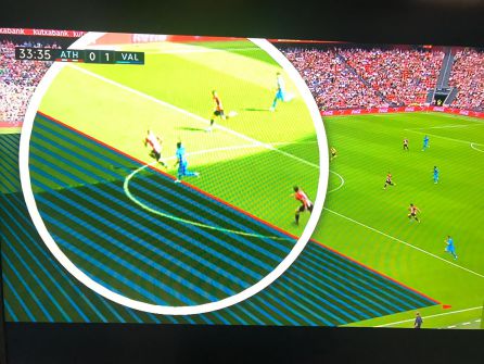 La RFEF protesta contra la televisión por tirar una línea de fuera de juego independiente del VAR La RFEF protesta contra la televisión por tirar una línea de fuera de juego independiente del VAR