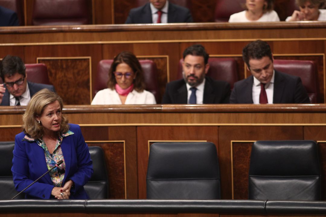 La ministra de Economía en funciones, Nadia Calviño, responde a las preguntas de los grupos parlamentarios del Congreso La ministra de Economía en funciones, Nadia Calviño, responde a las preguntas de los grupos parlamentarios del Congreso