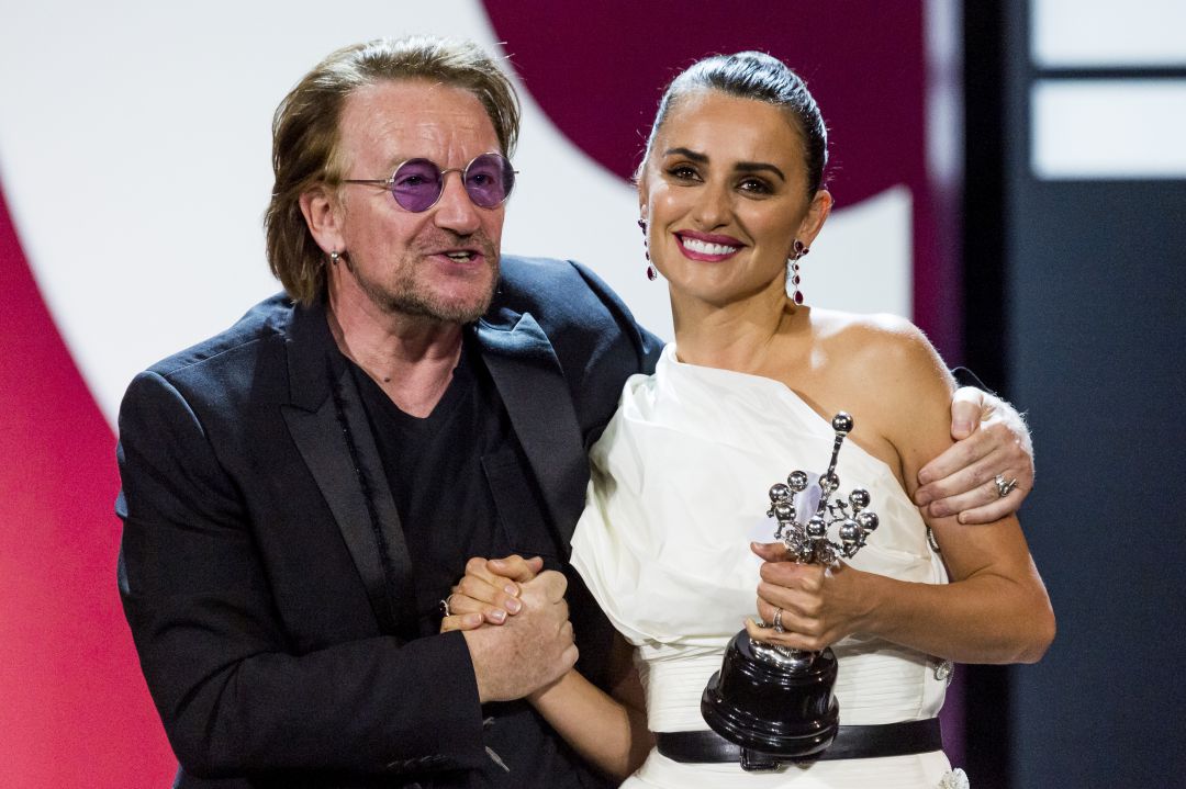Penélope Cruz recibe el premio Donostia de la mano de Bono, de U2 Penélope Cruz recibe el premio Donostia de la mano de Bono, de U2
