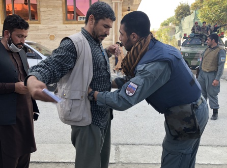 Un votante es cacheado en la entrada de un colegio electoral. Un votante es cacheado en la entrada de un colegio electoral.