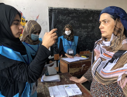 Una mujer es controlada con un aparato biométrico. Una mujer es controlada con un aparato biométrico.