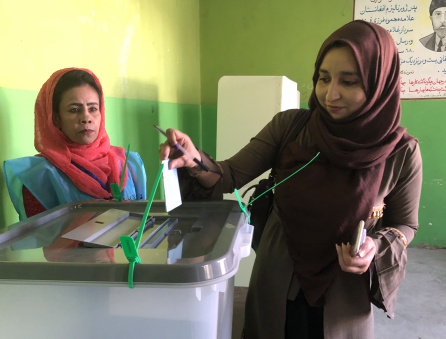 Pastana Omerkhail se convierte en la primera votante femenina de la escuela secundaria Zargonna. Pastana Omerkhail se convierte en la primera votante femenina de la escuela secundaria Zargonna.