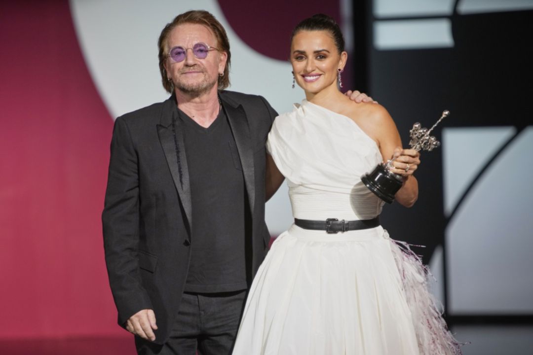 El cantante de U2 entrega el Premio Donostia a Penélope Cruz El cantante de U2 entrega el Premio Donostia a Penélope Cruz