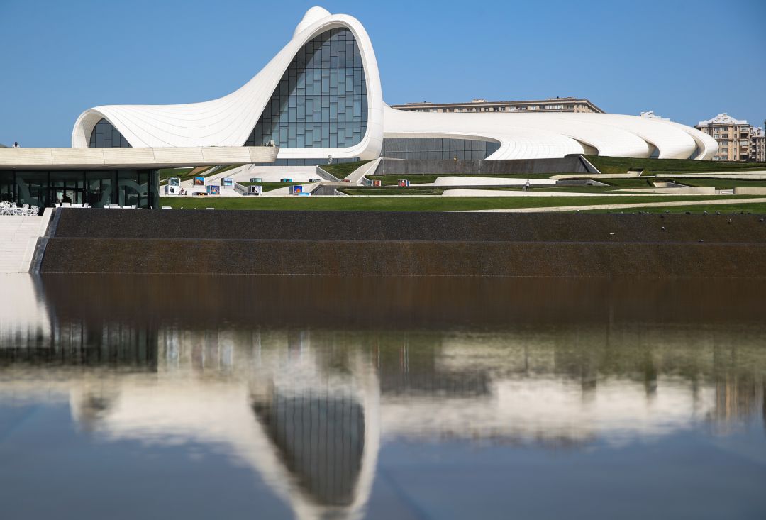 Vista del Centro Heydar Aliyev en Azerbaiyán. Vista del Centro Heydar Aliyev en Azerbaiyán.
