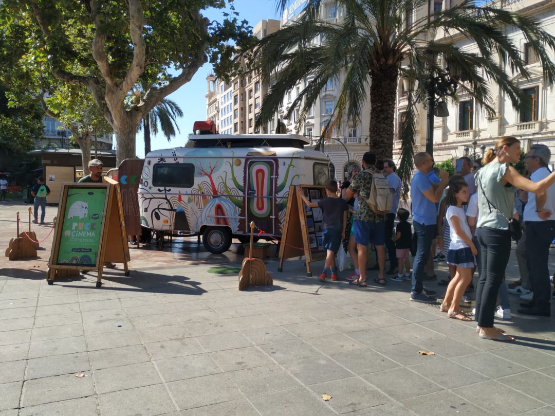 Una caravana convertida en el cine de animación más pequeño del mundo llega a València para despertar la pasión por este género Una caravana convertida en el cine de animación más pequeño del mundo llega a València para despertar la pasión por este género