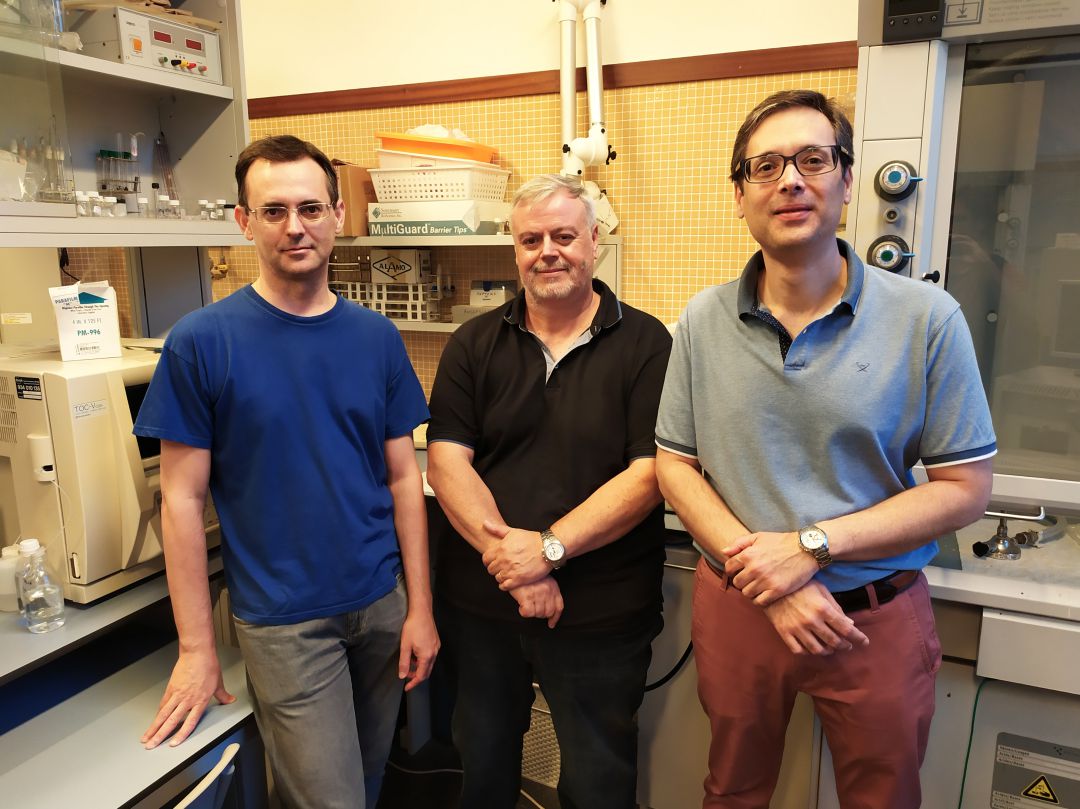 La UPV crea dispositivos para cargar el móvil con materiales textiles La UPV crea dispositivos para cargar el móvil con materiales textiles