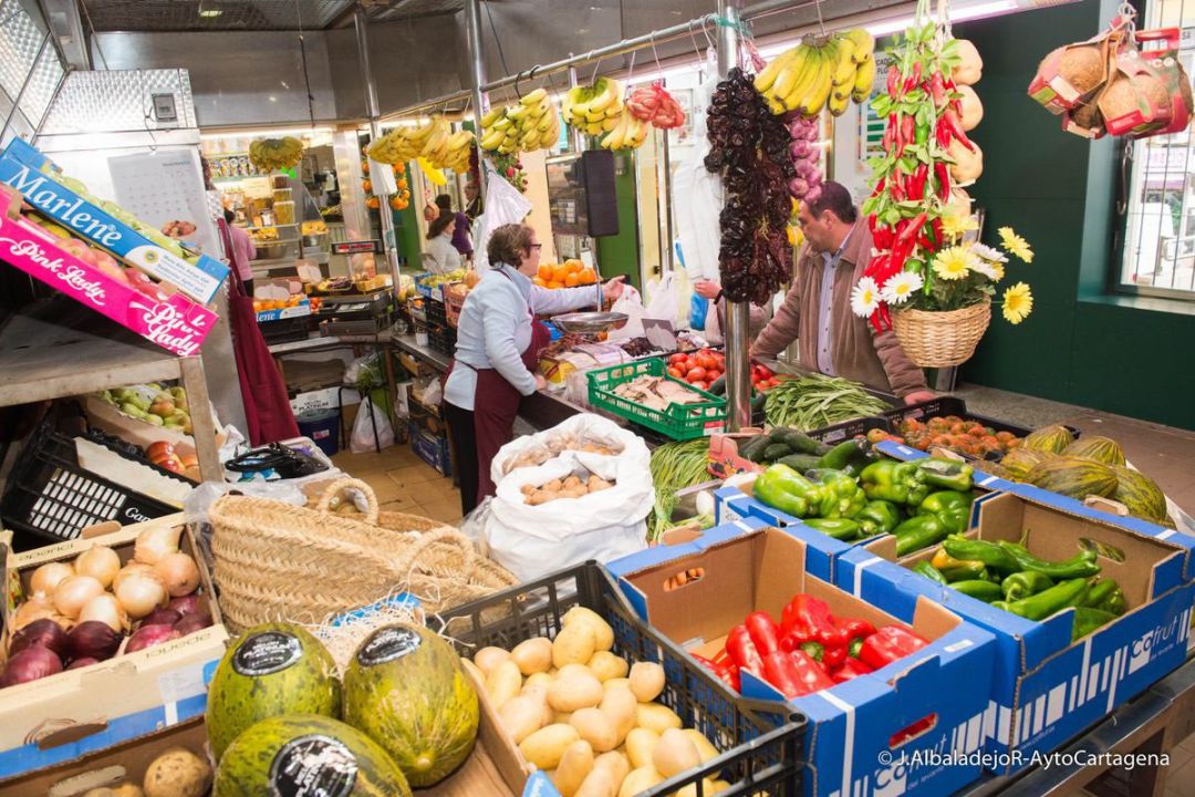 Venta de productos frescos en el mercado de Santa Florentina en Cartagena (Murcia). Venta de productos frescos en el mercado de Santa Florentina en Cartagena (Murcia).