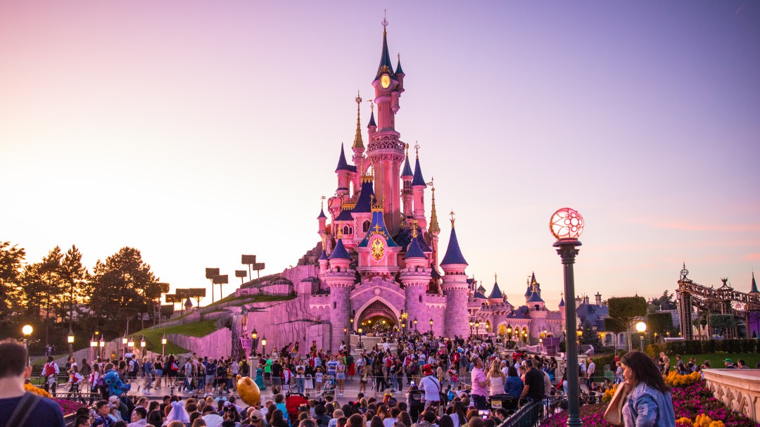 Un hombre desnudo bajo los efectos del LSD pone en jaque a Disneyland París