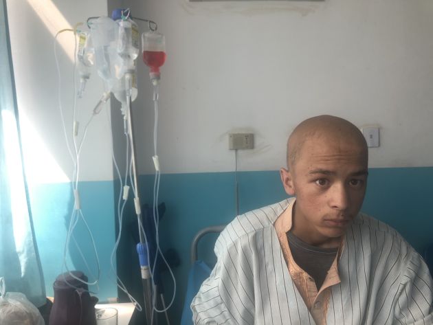 Asmatalah Amery, de 15 años, con cáncer de huesos en la unidad oncológica Asmatalah Amery, de 15 años, con cáncer de huesos en la unidad oncológica