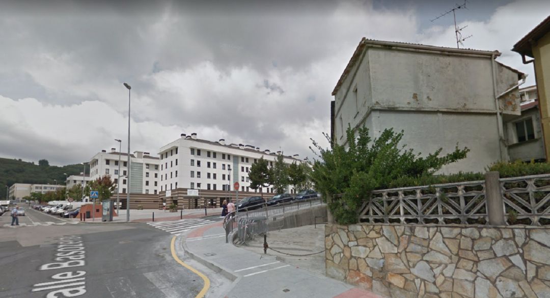 Una mujer escapa por la fachada de su casa para huir de su agresor Una mujer escapa por la fachada de su casa para huir de su agresor