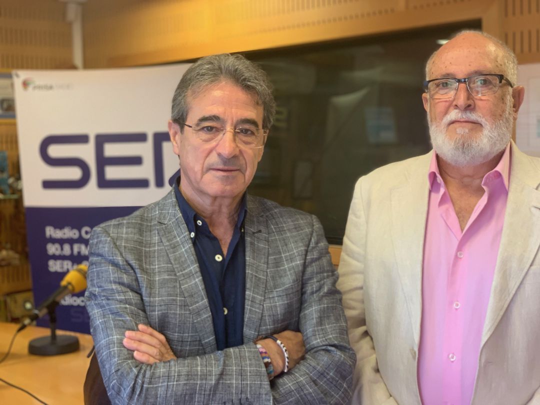 Rafael Campos y Juan Antonio Repetto, presidente de los colegios de Enfermería y de médicos de Cádiz, en los estudios de Radio Cádiz Rafael Campos y Juan Antonio Repetto, presidente de los colegios de Enfermería y de médicos de Cádiz, en los estudios de Radio Cádiz