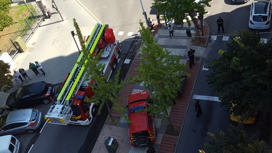 Desalojan a todo el vecindario de un edificio en Castelló por un incendio