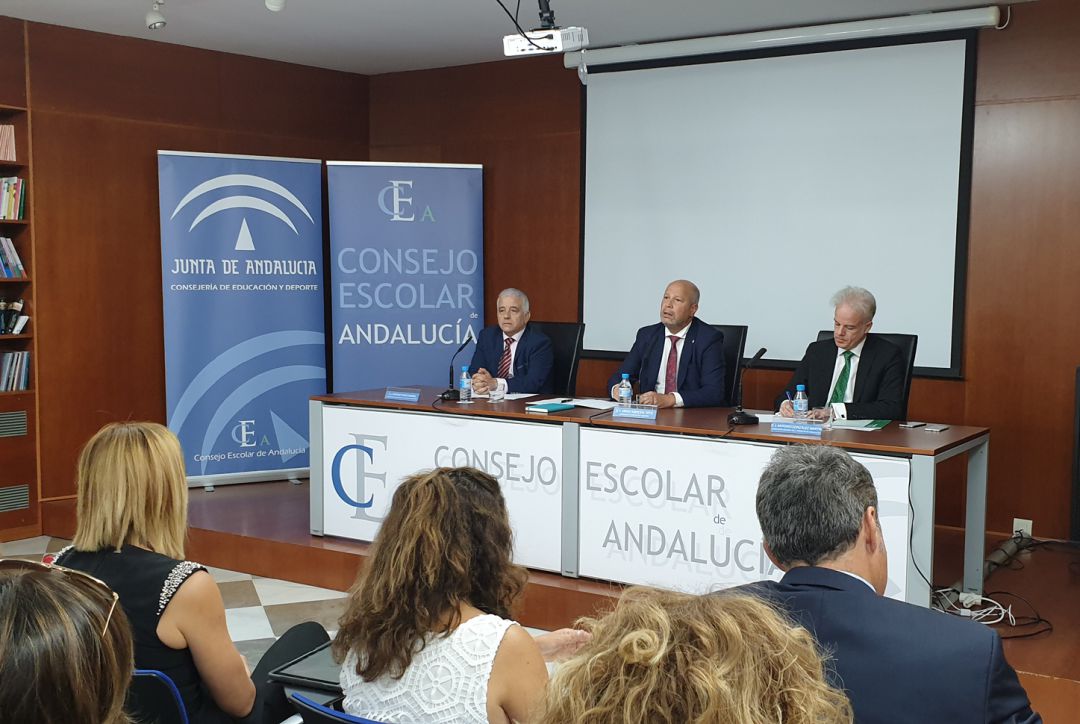 El consejero de Educación de la Junta, Javier Imbroda, ha presidido en Granada el pleno del Consejo Escolar de Andalucía con motivo del inicio del curso El consejero de Educación de la Junta, Javier Imbroda, ha presidido en Granada el pleno del Consejo Escolar de Andalucía con motivo del inicio del curso