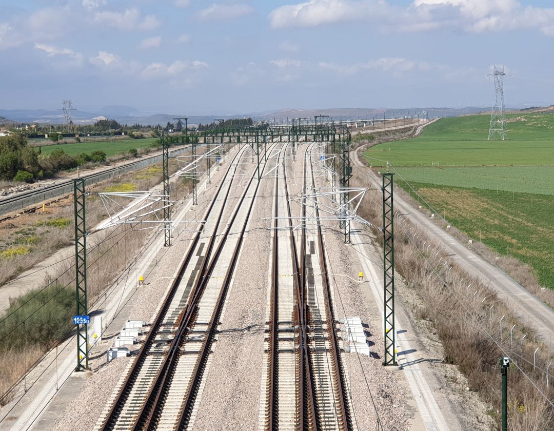 Vías del AVE de Granada en Bobadilla (Málaga). A izquierda y derecha se observa la salida y llegada del 'bypass' hacia y desde Málaga. Al frente, vías hacia Antequera-Santa Ana Vías del AVE de Granada en Bobadilla (Málaga). A izquierda y derecha se observa la salida y llegada del 'bypass' hacia y desde Málaga. Al frente, vías hacia Antequera-Santa Ana