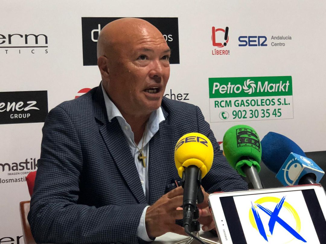 Andrés García Tebar, durante la rueda de prensa en Puente Genil Andrés García Tebar, durante la rueda de prensa en Puente Genil