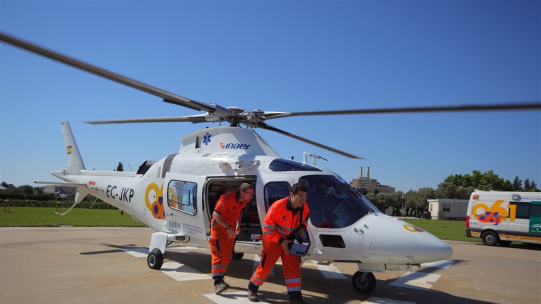 Evacúan en helicóptero a un parapentista herido tras caer y golpearse con un árbol en Algodonales