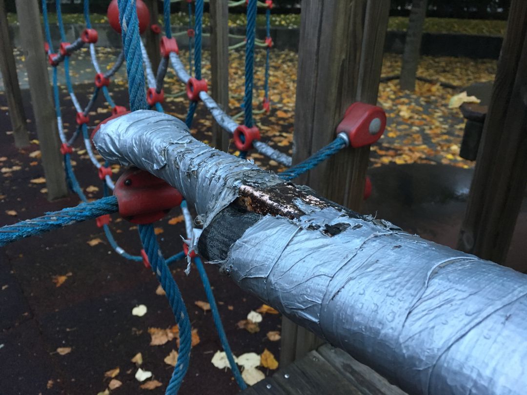 Sólo uno de cada veinte parques infantiles de la ciudad cumple con las medidas de seguridad Sólo uno de cada veinte parques infantiles de la ciudad cumple con las medidas de seguridad