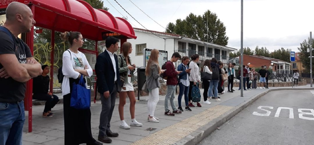 Vecinos esperando el autobus en una parada de San Agustín de Guadalix Vecinos esperando el autobus en una parada de San Agustín de Guadalix