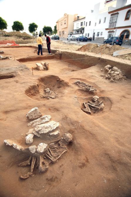 Las tumbas halladas en la necrópolis descubierta cuando se construía un campo de hockey en San Fernando (Cádiz) Las tumbas halladas en la necrópolis descubierta cuando se construía un campo de hockey en San Fernando (Cádiz)