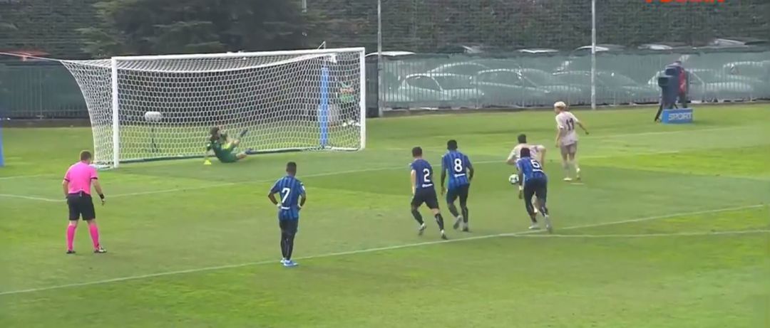 Vuelve el penalti indirecto: el Shakhtar perfecciona en la Youth League la 'obra de arte' de Cruyff y de Messi y Suárez Vuelve el penalti indirecto: el Shakhtar perfecciona en la Youth League la 'obra de arte' de Cruyff y de Messi y Suárez