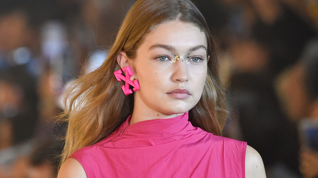 Una espontánea se cuela en la pasarela de Chanel en París y es expulsada por la modelo Gigi Hadid