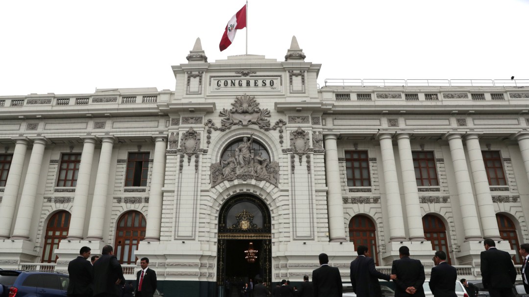 El presidente de Perú disuelve el Congreso y la Cámara le suspende por "incapacidad temporal"