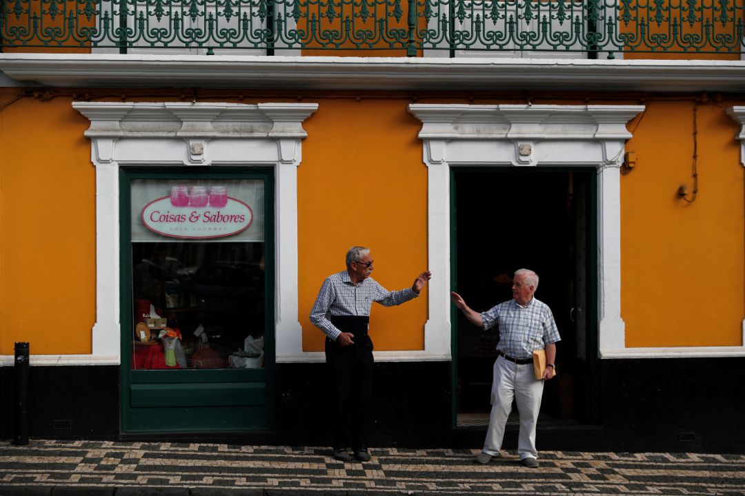Dos hombres se saludan en la isla de Azores. Dos hombres se saludan en la isla de Azores.