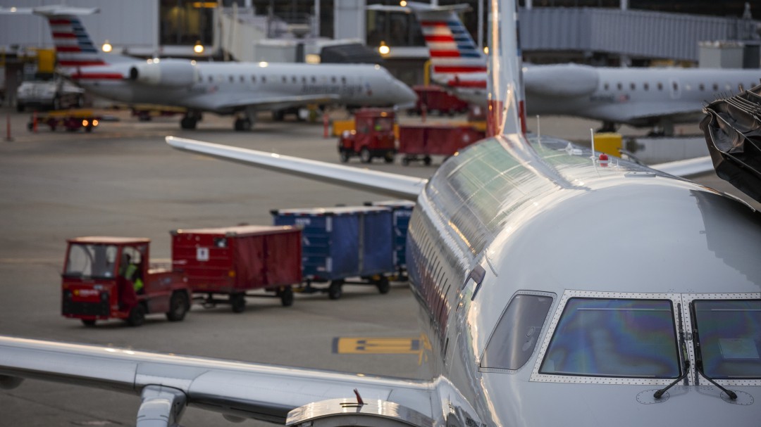 Un carrito de catering siembra el pánico en plena pista de aterrizaje en el aeropuerto de Chicago