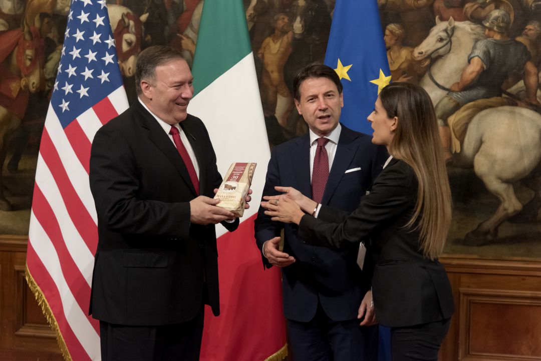 Pompeo recibió un queso contra los aranceles Pompeo recibió un queso contra los aranceles