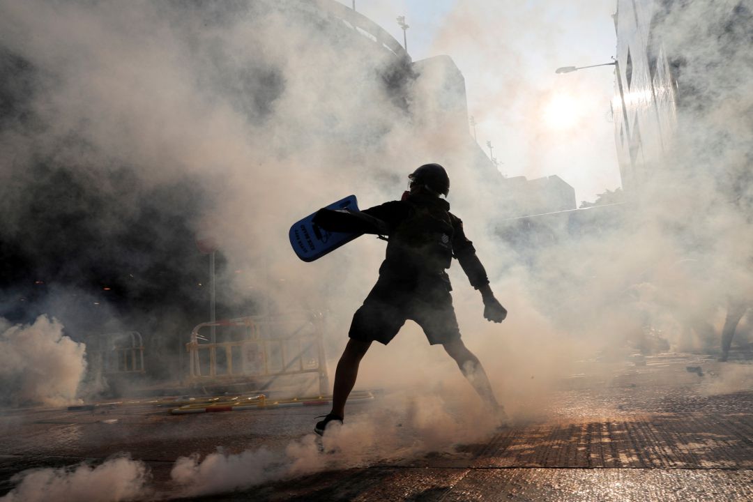 La policía de Hong Kong dispara por primera vez a un manifestante en el 70 aniversario de la república de China La policía de Hong Kong dispara por primera vez a un manifestante en el 70 aniversario de la república de China