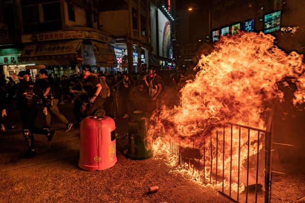 Los manifestantes han levantado barricadas y las han incendiado Los manifestantes han levantado barricadas y las han incendiado