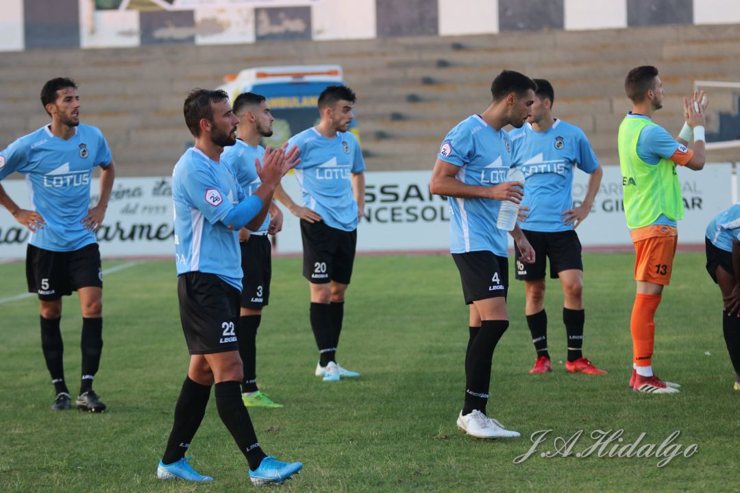 La plantilla se despide de la afición. La plantilla se despide de la afición.