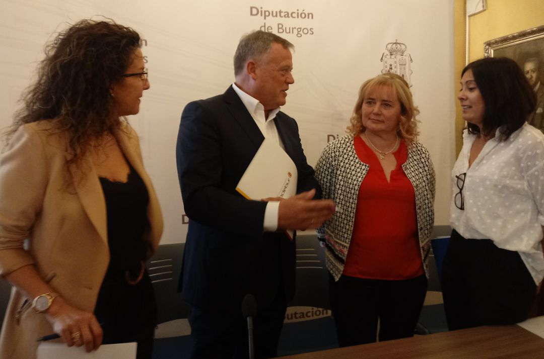 Las empresarias Isabel de Miguel y Victoria Huidobro junto a la responsable del programa de asesoramiento, Mª José Sancho (1ª dcha) y el presidente de SODEBUR, Lorenzo Rodríguez Las empresarias Isabel de Miguel y Victoria Huidobro junto a la responsable del programa de asesoramiento, Mª José Sancho (1ª dcha) y el presidente de SODEBUR, Lorenzo Rodríguez