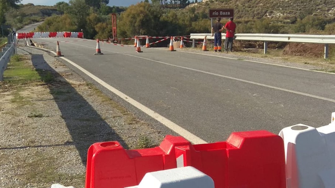 Los vecinos,piden un paso alternativo por el río Baza