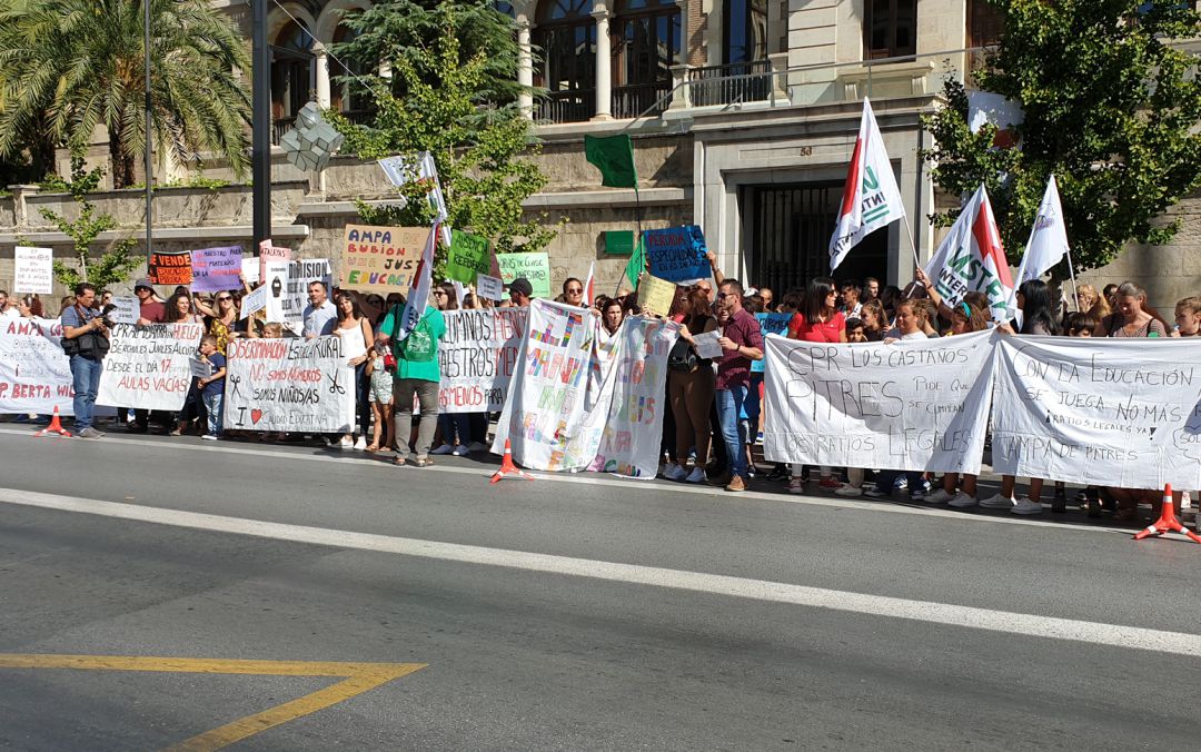 Protesta educativa en Granada ante la Delegación de Educación Protesta educativa en Granada ante la Delegación de Educación