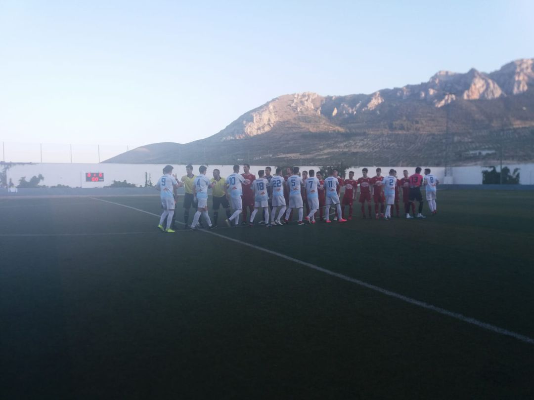 Momento del saludo entre los jugadores de losdos equipos y el trío arbitral Momento del saludo entre los jugadores de losdos equipos y el trío arbitral