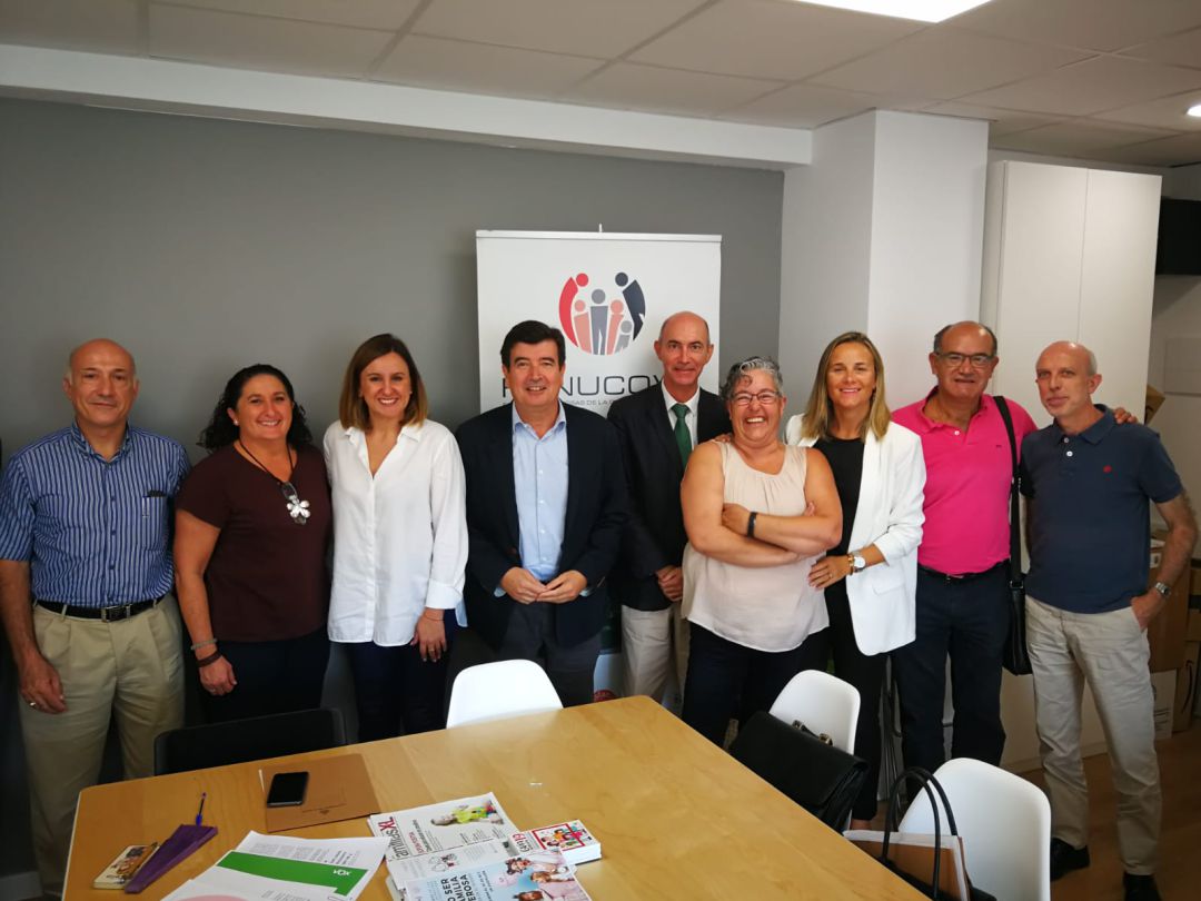 La asociación de familias numerosas se han reunido este martes con los portavoces municipales del PP, María José Catalá, Ciudadanos, Fernando Giner y Vox, José Gosálbez La asociación de familias numerosas se han reunido este martes con los portavoces municipales del PP, María José Catalá, Ciudadanos, Fernando Giner y Vox, José Gosálbez