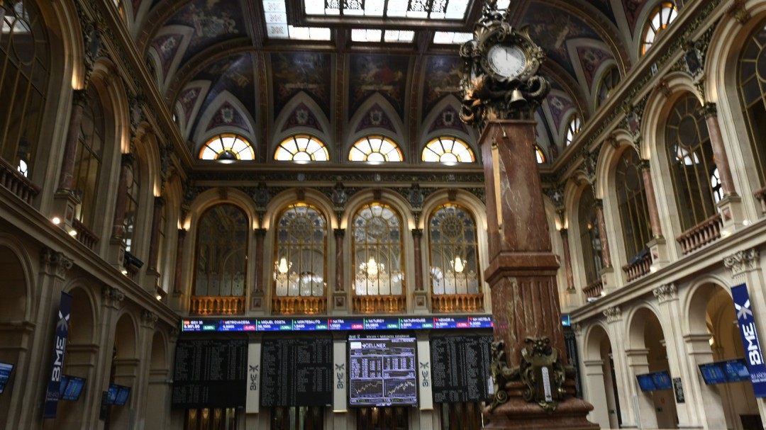 El IBEX pierde los 9.000 puntos en su mayor caída en dos años