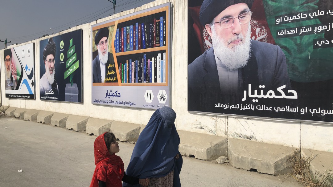 Talibanes por la guerra y por la paz