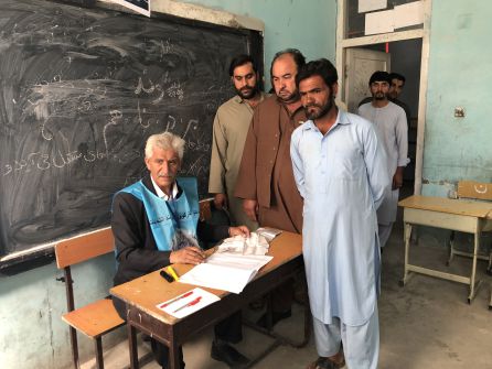 Ciudadanos afganos esperan su turno para votar en Kabul durante las elecciones presidenciales Ciudadanos afganos esperan su turno para votar en Kabul durante las elecciones presidenciales