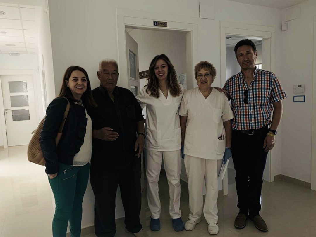 La alcaldesa (izda) Clara Plaza inaugura la Vivienda de Mayores de Ledaña La alcaldesa (izda) Clara Plaza inaugura la Vivienda de Mayores de Ledaña