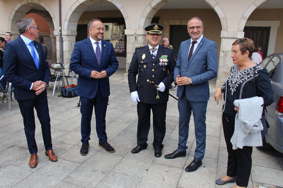 El comisario de Ponferrada, Miguel Ángel Martínez entre el presidente del Consejo Comarcal del Bierzo, Gerardo Álvarez Courel y el alcalde de Ponferrada, Olegario Ramón El comisario de Ponferrada, Miguel Ángel Martínez entre el presidente del Consejo Comarcal del Bierzo, Gerardo Álvarez Courel y el alcalde de Ponferrada, Olegario Ramón
